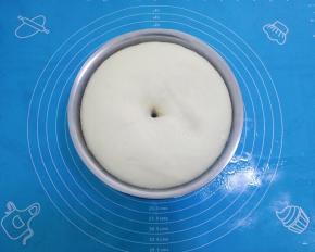 发酵好的面团用沾面粉的手指戳洞，不回缩不塌陷即可