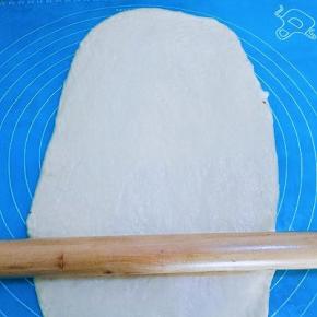 将面团擀成长方形面片