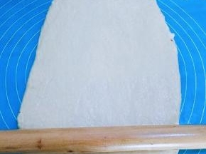 将面团擀成长方形面片