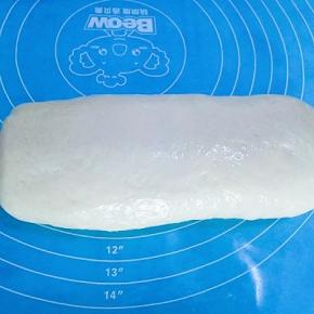 将卷好的面团底部捏紧，收口。