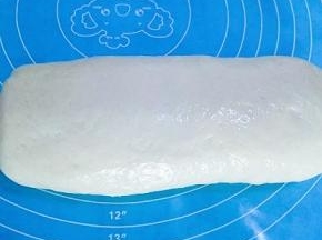 将卷好的面团底部捏紧，收口。