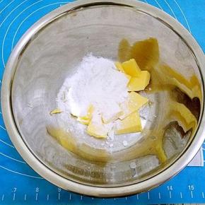 黄油室内软化，加入糖粉打至蓬松