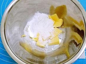 黄油室内软化，加入糖粉打至蓬松