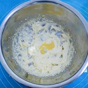 蛋液分次加入，搅拌均匀