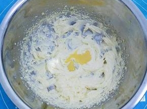 蛋液分次加入，搅拌均匀
