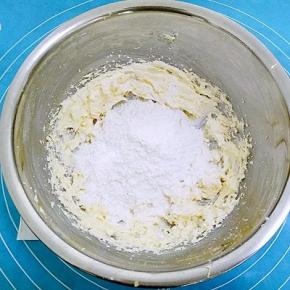 加入低粉和奶粉，用刮刀翻拌均匀，和成面团