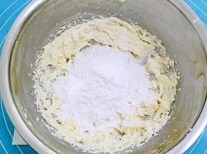 加入低粉和奶粉，用刮刀翻拌均匀，和成面团