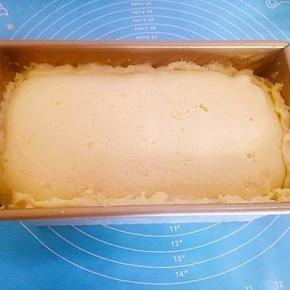 将事先制好的酥菠萝皮盖在发好的面包上（好吧，我的酥菠萝皮擀的有点大了，亲们要做的小一点哦）