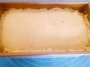 将事先制好的酥菠萝皮盖在发好的面包上（好吧，我的酥菠萝皮擀的有点大了，亲们要做的小一点哦）