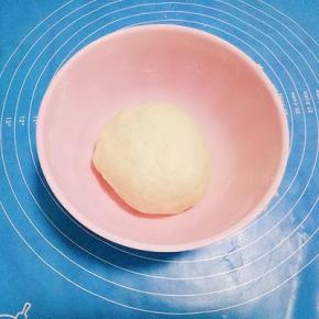 油皮制作:
将187克面粉、猪油63克、水75克、糖6克放在碗里，揉成光滑的面团