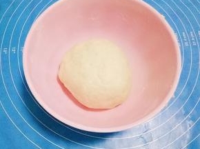 油皮制作:
将187克面粉、猪油63克、水75克、糖6克放在碗里，揉成光滑的面团