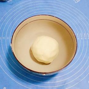 油酥制作:将150克低粉、75克猪油揉成油酥