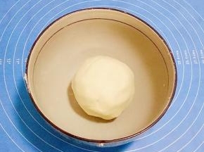 油酥制作:将150克低粉、75克猪油揉成油酥