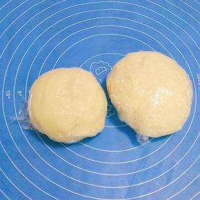 油酥和油皮用保鲜膜包好，松弛30分钟