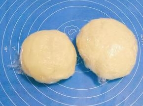 油酥和油皮用保鲜膜包好，松弛30分钟