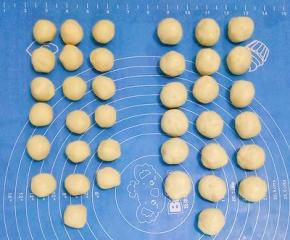 将松弛好的油酥分成每份12克、油皮分成每份18克