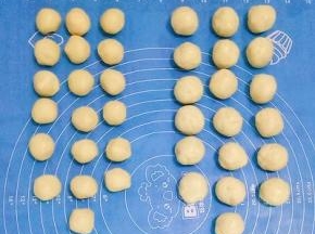 将松弛好的油酥分成每份12克、油皮分成每份18克