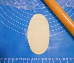 用擀面杖擀成椭圆形