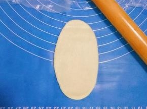 用擀面杖擀成椭圆形