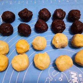 我用的熟蛋黄，豆沙每份称20克