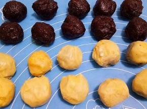 我用的熟蛋黄，豆沙每份称20克