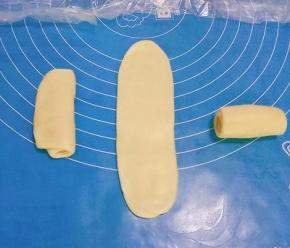 把松弛好的面皮按扁，在擀成长面皮，卷起