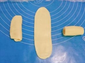 把松弛好的面皮按扁，在擀成长面皮，卷起