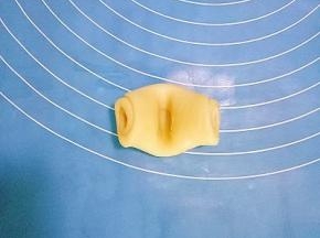 取一个剂子，用手指中间按一下