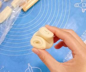 对折，然后按扁，擀成圆皮