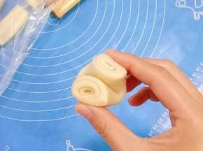 对折，然后按扁，擀成圆皮