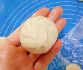 放入豆沙蛋黄馅，像包包子一样收口