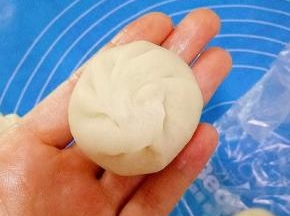 放入豆沙蛋黄馅，像包包子一样收口