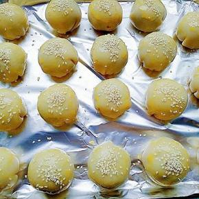 依次做完，刷一层蛋液，撒些白芝麻，烤箱170度预热6分钟，烤30分钟。