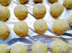 依次做完，刷一层蛋液，撒些白芝麻，烤箱170度预热6分钟，烤30分钟。