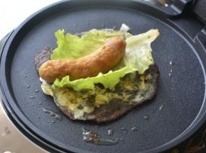 然后杂粮饼放上生菜，放上烤好的鱼肠，卷起来吃吧，外酥内软，非常有层次感，口感 很丰富的杂粮煎饼就做好了