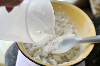 杂粮粉倒入盆中加入45克的热水搅拌下