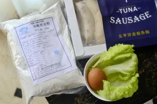 杂粮鱼肠卷饼 
材料：白鲨杂粮粉160克 泡打粉1克 热水45克 清水40克 
辅料：烧烤酱 鸡蛋2个 生菜适量 橄榄油适量