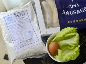 杂粮鱼肠卷饼 
材料：白鲨杂粮粉160克 泡打粉1克 热水45克 清水40克 
辅料：烧烤酱 鸡蛋2个 生菜适量 橄榄油适量