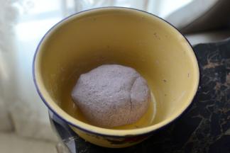 接着将40克清水倒入揉成均匀的团，盖盖子静置松弛半个小时