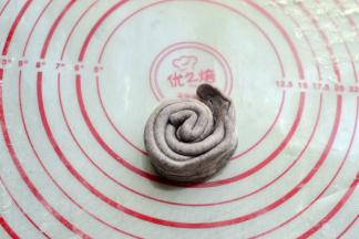 然后一层层的折起再卷成团