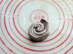 然后一层层的折起再卷成团