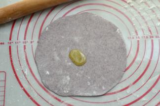 滚圆擀成薄片、刷少许的橄榄油