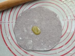 滚圆擀成薄片、刷少许的橄榄油