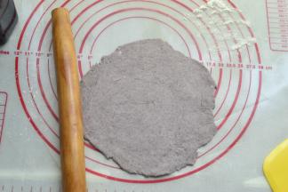 再次用擀面杖擀成薄片