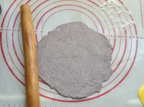 再次用擀面杖擀成薄片