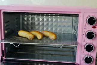 将金枪鱼肠用烤箱200度烤15分钟