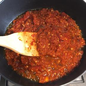 锅内倒入菜籽油，油温热时倒入生糍粑辣椒，不停翻炒