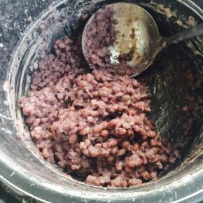 变成这个样子以后放在平底锅里加油炒～