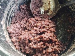 变成这个样子以后放在平底锅里加油炒～