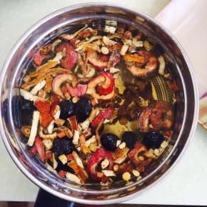 小锅里加一升到清水开始煮，颜色出来以后，放入冰糖继续煮，半个小时以后，味道都已经出来的差不多了，把小锅里的东西都转移到大一点的陶瓷锅里，再加一升开水，煮5.6分钟就可以了。    我觉的这样煮的比较快～^_^